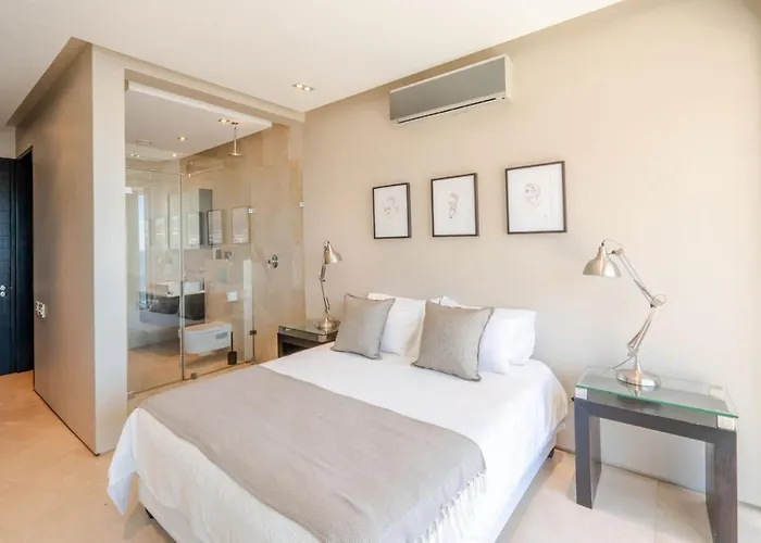 Azamara Luxury - Camps Bay